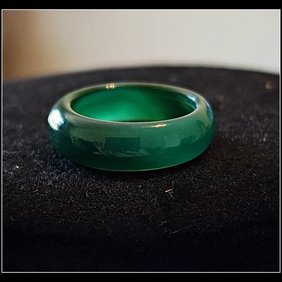 Source Unknown Jewelry - Solid Green Jade Ring, Excellent Condition, Size 5.5